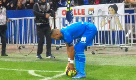 暗示续约还是离队？刘洋晒与瓦科互换球衣照片