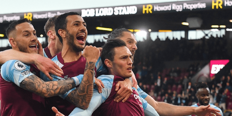 足球世界杯主题周边开售，球迷抢购（世界杯主题周边上架，球迷热购）