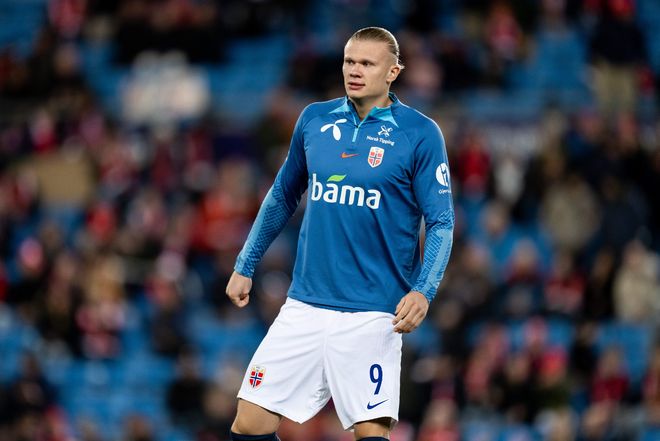 为国出战14次打进1球，尹鸿博获得印有19号的国足纪念球衣（尹鸿博获国足19号纪念球衣：14次出场打入1球）