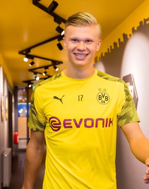 借鉴国米阿德里亚诺改编的莱昂纳多之歌