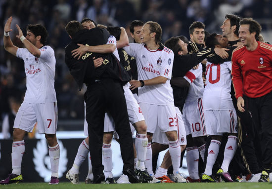 球迷看得手心冒汗（心跳时刻，球迷直捏一把汗）